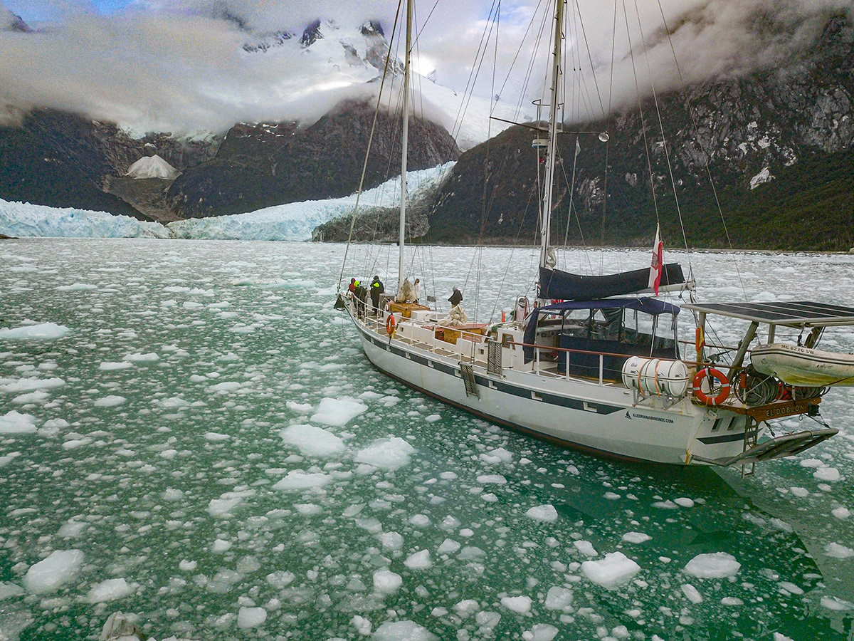 Navegamos en velero rumbo al glaciar Pía