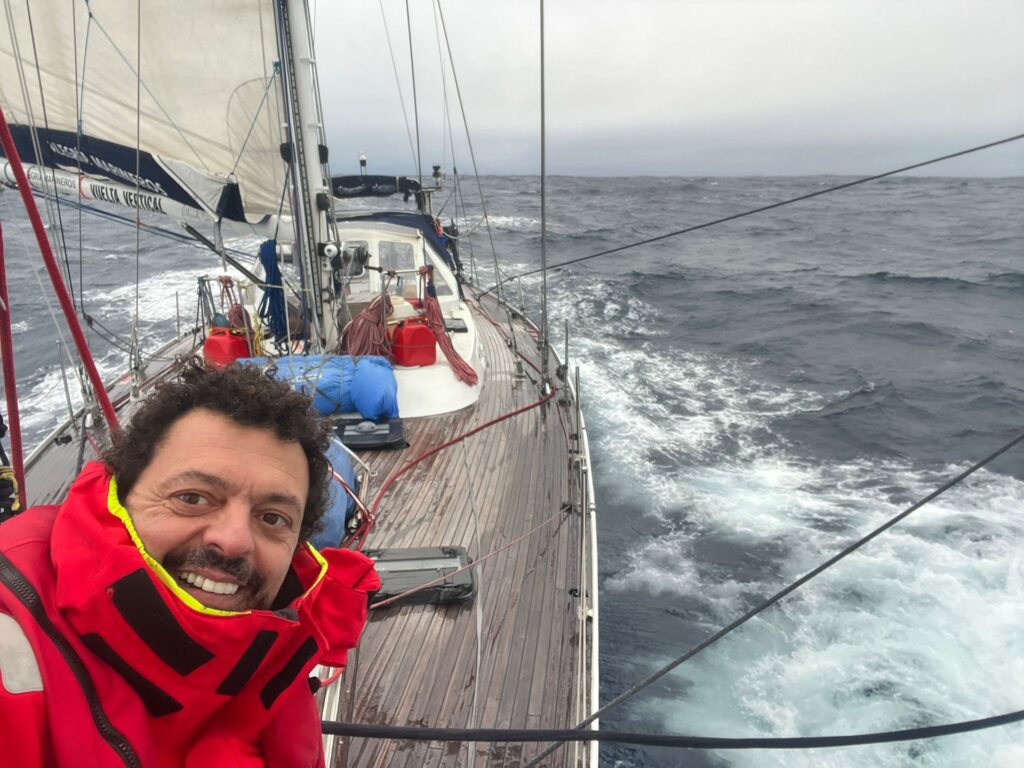 velero oceano vuelta vertical