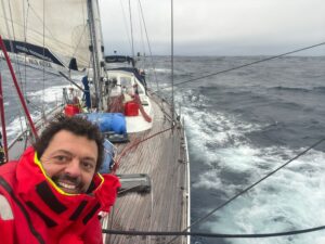 velero oceano vuelta vertical