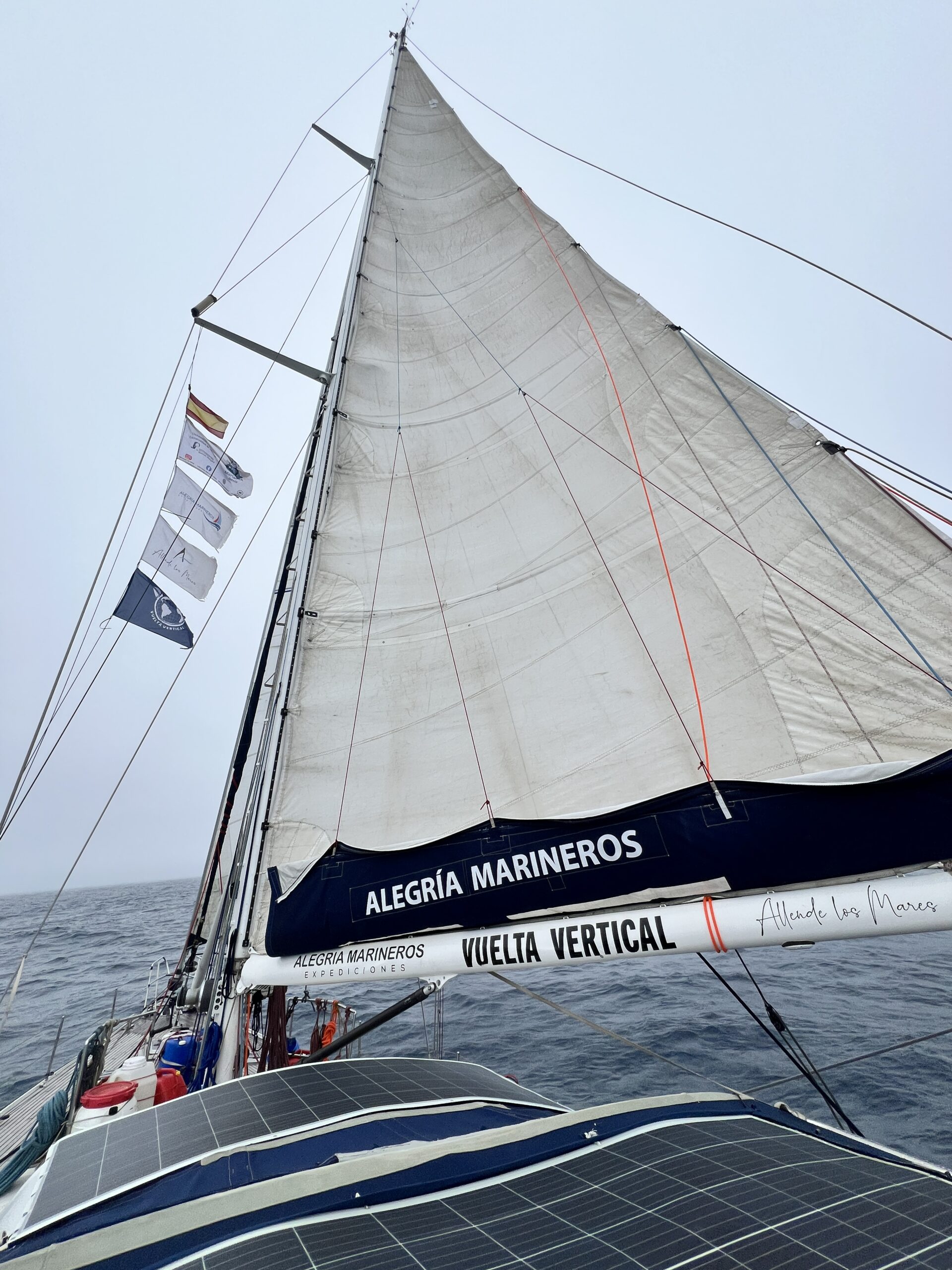 velero 2 alegria marineros vuelta vertical