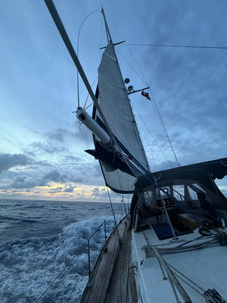 vuelta vertical sailing